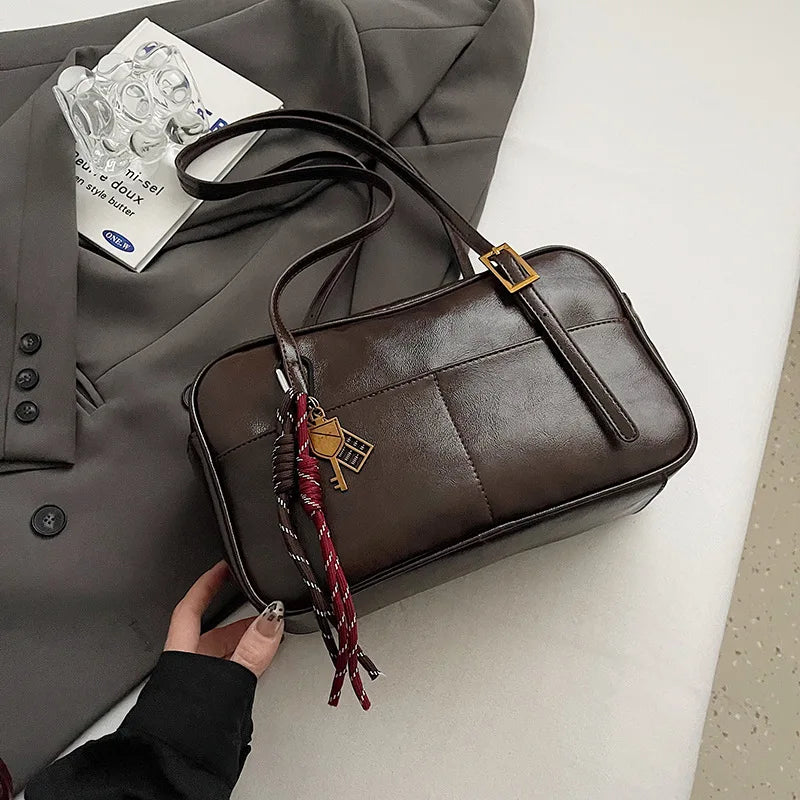 Women's Retro Solid Color Pu Leather Shoulder Bag with Multiple Pockets Large Capacity Comes with A Detachable Accessory Charm