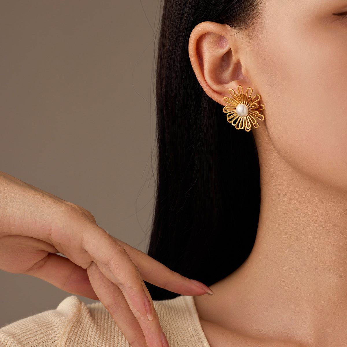 French Simplicity Sweet Lace Hollowed out Stainless Steel Studs Design Titanium Steel Earrings for Women