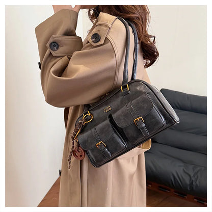 Women's Retro Solid Color Pu Leather Shoulder Bag with Multiple Pockets Large Capacity Comes with A Detachable Accessory Charm