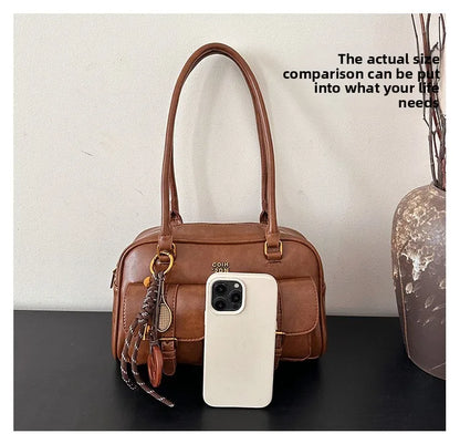 Women's Retro Solid Color Pu Leather Shoulder Bag with Multiple Pockets Large Capacity Comes with A Detachable Accessory Charm