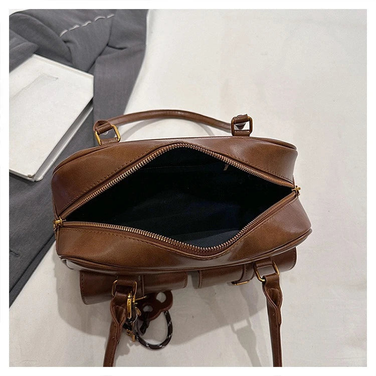 Women's Retro Solid Color Pu Leather Shoulder Bag with Multiple Pockets Large Capacity Comes with A Detachable Accessory Charm