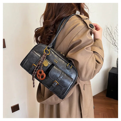 Women's Retro Solid Color Pu Leather Shoulder Bag with Multiple Pockets Large Capacity Comes with A Detachable Accessory Charm